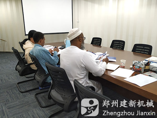 埃塞俄比亚客户到郑州建新机械参观访问